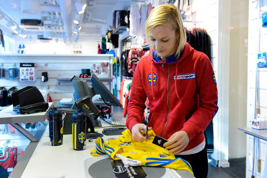 Madelein Sandgren på Intersport säljer en sverigetröja