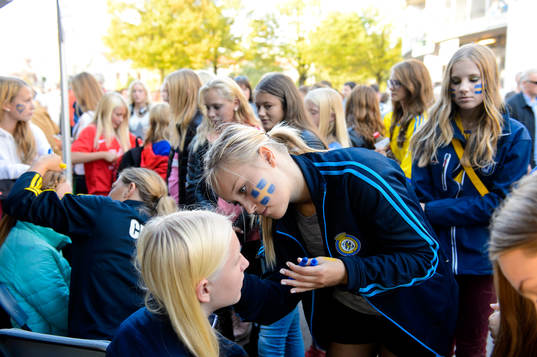 En tjej får ansiktet målat