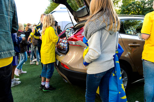 En tjej gissar hur många bollar som finns i bilen