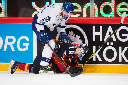 Leksands Jonas Frögren trycker ner Djurgårdens Nicklas