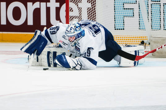 Leksands Oscar Alsenfelt har koll på pucken