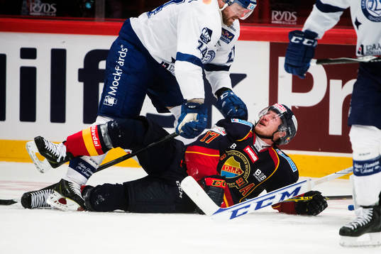 Leksands Jonas Frögren trycker ner Djurgårdens Henrik