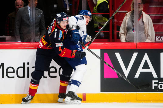 Djurgårdens Marcus Högström trycker till Leksands