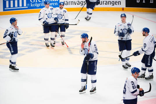 Leksands Viktor Mårtensson med lagkamrater deppar