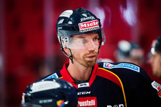 Djurgårdens Mikael Samuelsson värmer upp