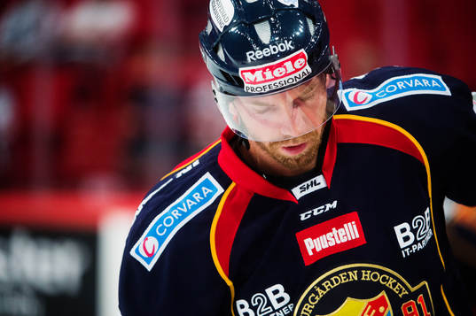 Djurgårdens Mikael Samuelsson värmer upp