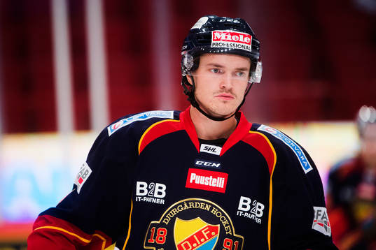 Djurgårdens Marcus Högström värmer upp
