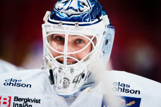 Leksands målvakt Joel Gistedt värmer upp