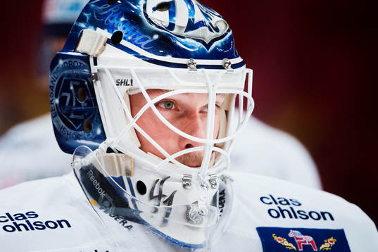 Leksands målvakt Joel Gistedt värmer upp