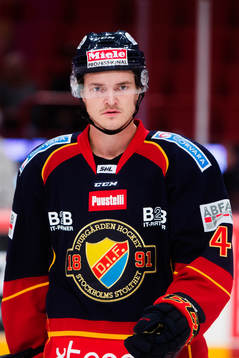 Djurgårdens Marcus Högström värmer upp