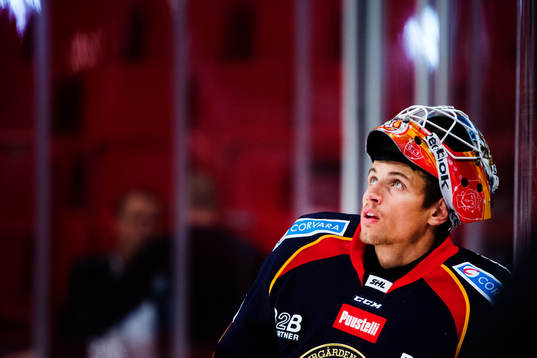 Djurgårdens målvakt Mantas Armalis värmer upp