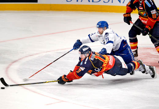 Djurgårdens Henrik Eriksson fälls av Leksands Chris
