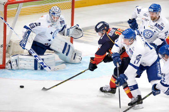 Djurgårdens Michael Holmqvist oroar framför Leksands