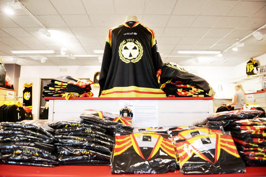Brynäs nya matchtröja säljes i Brynässhopen före