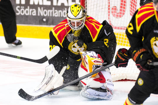 Brynäs målvakt Bernhard Starkbaum räddar skott på mål