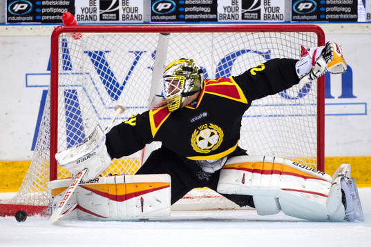 Brynäs målvakt Bernhard Starkbaum räddar ett skott på