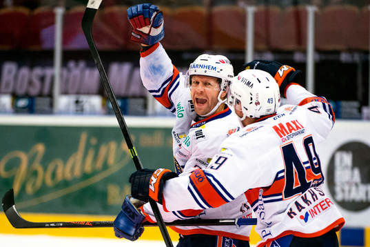Växjös Tomi Kallio och Rhett Rakhshani jublar