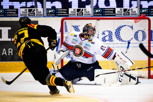 Cristopher Nihlstorp, målvakt i Växjö, räddar skott