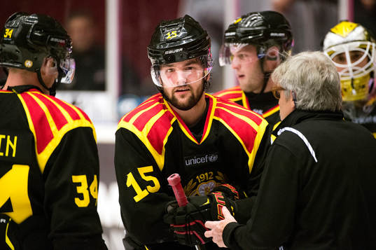Brynäs Simon Bertilsson fick en puck i huvudet