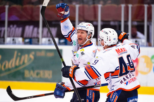 Växjös Tomi Kallio och Rhett Rakhshani jublar