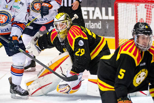 Brynäs målvakt Bernhard Starkbaum får hjälp av Lukas