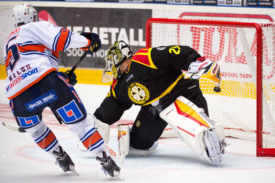 Växjös Noah Welch sätter sin straff mot Brynäs målvakt