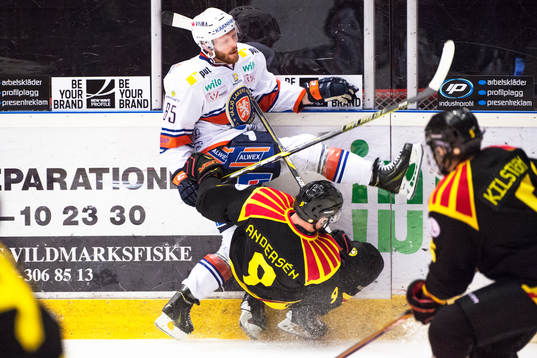 Växjös Liam Reddox och Brynäs Niclas Andersén i en