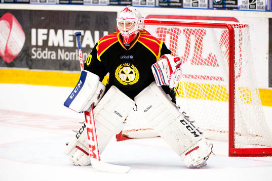 Brynäs målvakt Christoffer Bengtsberg värmer upp före
