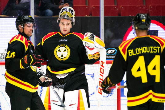 Brynäs målvakt Bernhard Starkbaum med Oscar Eklund, t.v,