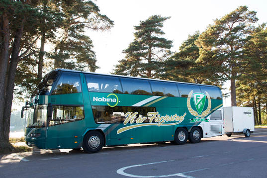 Färjestads buss utanför arenan innan ishockeymatchen i