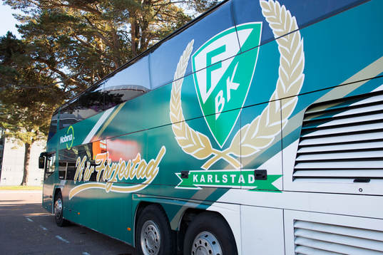 Färjestads buss utanför arenan innan ishockeymatchen i