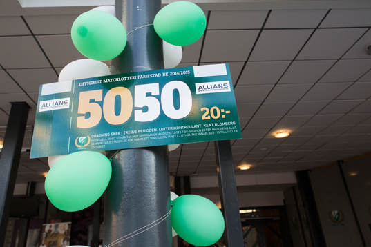 Ballonger och 50/50-lotter i entrén innan ishockeymatchen