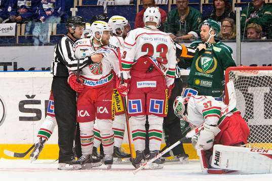 Färjestads Milan Gulaš hålls tillbaka av domaren