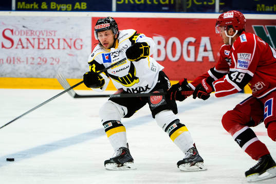 Västerås Dustin Johner jagas av Almtunas Sebastian Selin