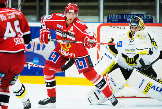 Almtunas Emil Lundberg plockar ner pucken framför