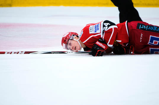 Almtunas Sebastian Hartmann ligger ner