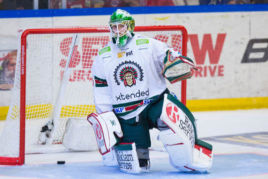 Frölundas målvakt Linus Fernström deppar