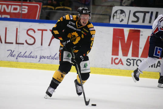 Skellefteås Martin Lundberg med puck