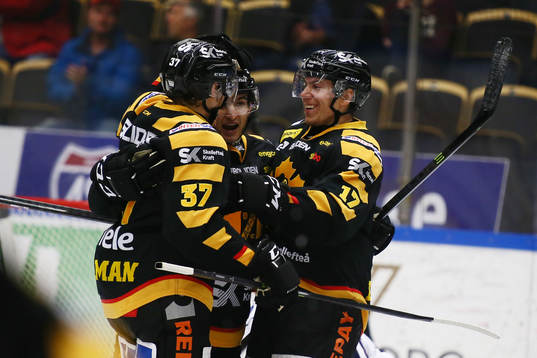 Skellefteås John Norman jublar med målskytten Andrew