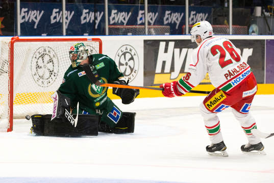 Modos Samuel Påhlsson kommer fri och gör 0-1 till Modo