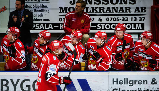 Almtunas Martin Janholts jublar med sina lagkamrater
