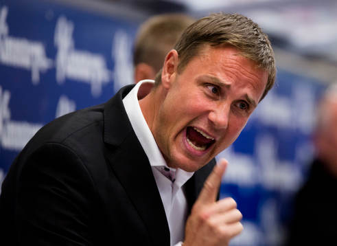 Frölundas tränare Roger Rönnberg coachar