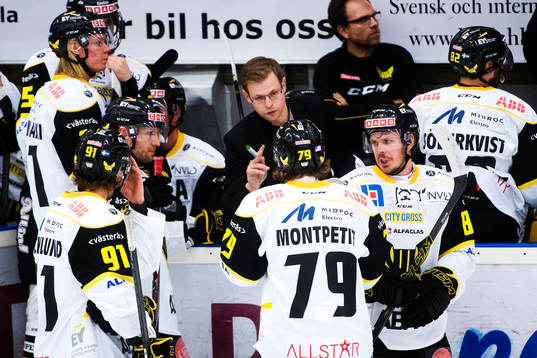 Västerås tränare Martin Filander instruerar spelarna