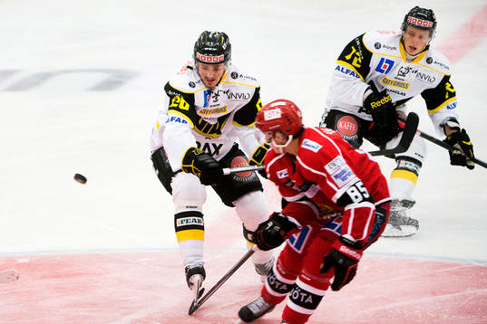 Västerås Hampus Larsson och Almtunas Michael Haga i kamp