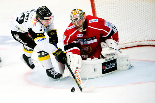 Västerås Brock Montpetit försöker få in pucken bakom