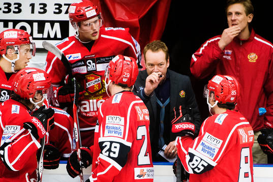 Almtunas tränare Niklas Eriksson instruerar