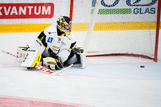 Västerås målvakt Jonatan Bjurö ser pucken glida förbi
