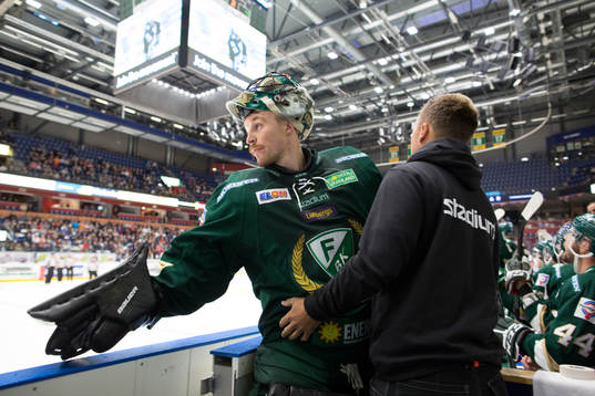 Färjestads målvakt Justin Pogge deppar