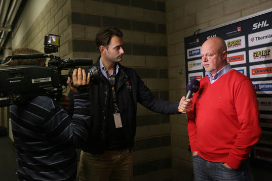 s tränare Roger Melin blir intervjuad av tv