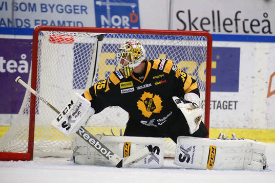 Skellefteås målvakt Markus Svensson räddar ett skott
